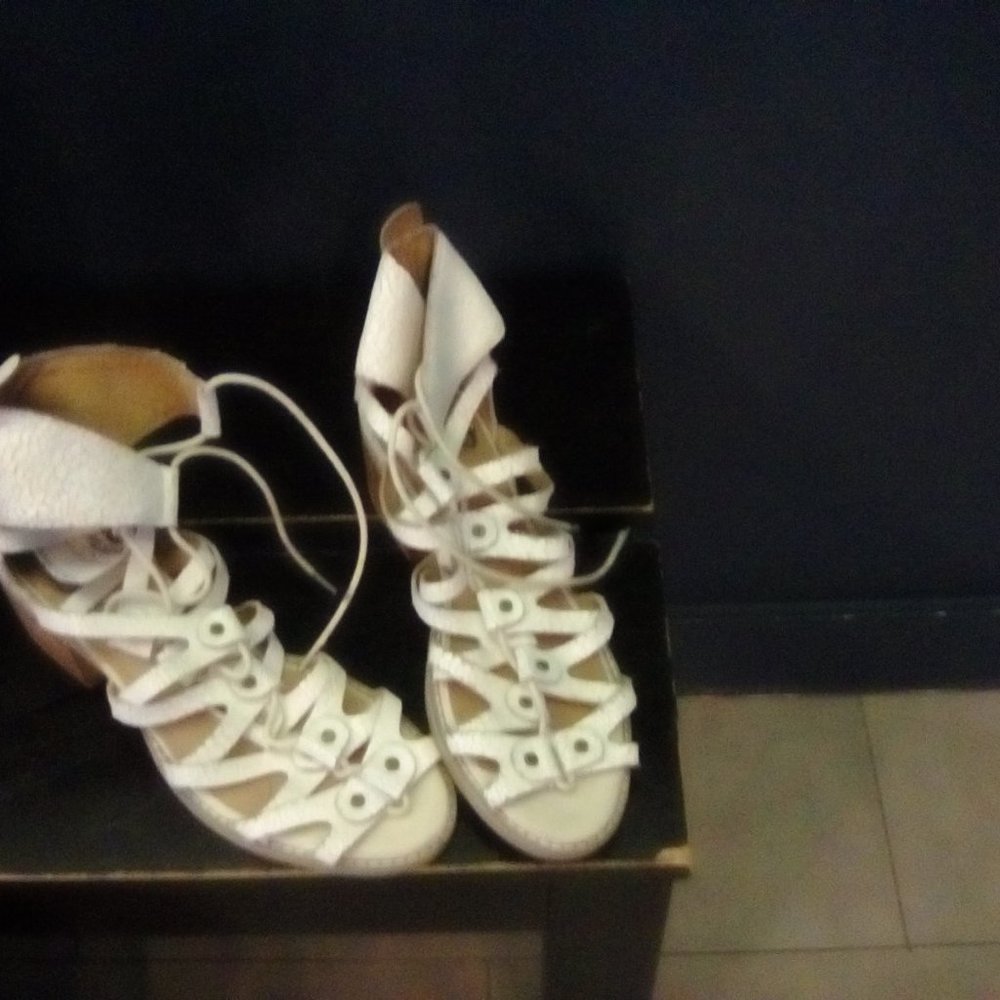 von sandals womens size. 7.5. 8